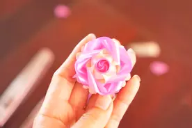 手工DIY教程，用彩带编织立体荷花的方法，学起来很容易！视频封面