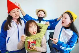 我的校园蠢事：学渣帮老师买泡面，加了一根火腿肠变成了班长视频封面