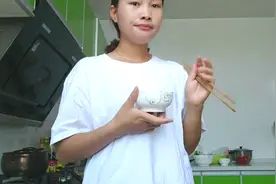 天天吃炒的菜炒吃腻了，今天教大家做贵州的水煮青菜简单方便。·