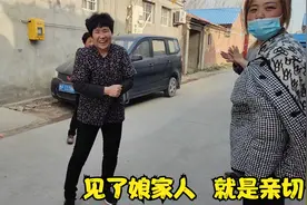 农村媳妇腰痛不能干活,雇了几个老乡给追肥,几个人干的热火朝天视频封面