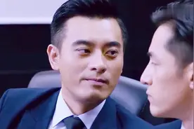 老板开会觉得无聊，拿起水杯喝水，下一秒却笑喷了！