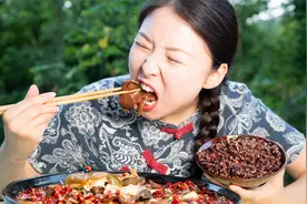 小雨买两坨猪血做毛血旺，麻辣鲜香开胃下饭，一口饭一口血太爽了视频封面