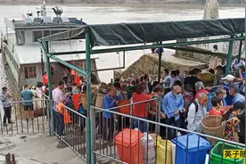 四川达州：渠江码头好热闹 渠江上最大的客轮载着过江客人视频封面