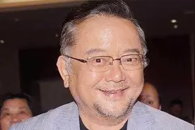 70岁的王刚举步维艰，妻子薪资上百万，和儿子相差60岁视频封面