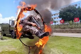 超燃！驻港部队汽车兵实战训练：穿火圈越障碍 无千斤顶换轮胎视频封面