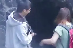 无意间发现冰洞，男子再次进去探秘，外面30多度高温他竟要穿棉袄
