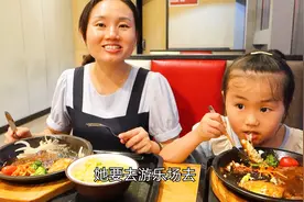 姐妹俩年龄相差10岁，在一起玩游戏竟毫无违和感，真是姐妹情深视频封面