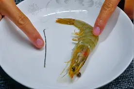 去虾线最简单的方法，2秒钟一个，水产店老板分享绝招，简单实用