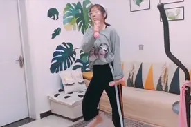 内蒙女老师在家健身举哑铃，好物分享，女性朋友可以尝试哦视频封面