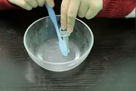 钥匙锈迹斑斑很难开门，教你这个妙招，锈迹轻松去除，又学了一招视频封面