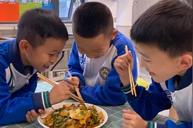 邬老师今天去学校做个“竹笋炒肉”，小朋友们吃得很开心视频封面
