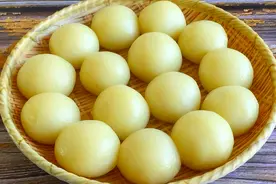 土豆别炒着吃了，加2勺淀粉，不炖不油炸，Q弹筋道，比麻团还香