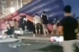 河北唐山：大风骤起充气城堡被掀翻 父母争相寻找自家孩子视频封面
