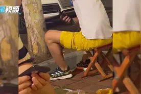 男子失恋后叫来6个朋友喝酒，到最后男子边喝边哭，朋友边喝边吐视频封面