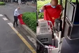 公交司机开车遇"红色物品" 捡起一看是面国旗！下一动作让人点赞视频封面