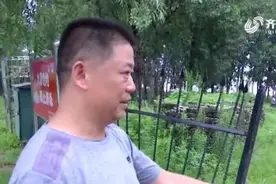 临沂小埠东橡胶坝水流湍急，游客却在河边钓鱼，围栏铁门都被破坏视频封面