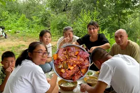 花150元买了6只猪蹄，配上黄豆一锅炖，肥而不腻，人多吃饭就是香视频封面