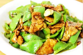 怪不得饭店的辣椒炒肉那么好吃，原来大厨是这样炒的，太下饭了视频封面