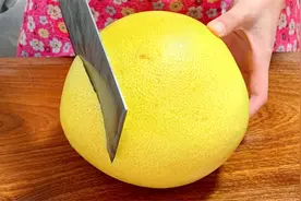 柚子剥皮很简单，学会这一招，3秒完整剥出果肉，太实用了