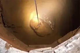 猪被装车受惊吓坠入井中发出嚎叫，两次挣脱救援腰带令人头疼视频封面