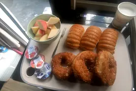 叶子把房车停到青旅仅20元一天，有水电有厨房能洗澡简直不要太爽