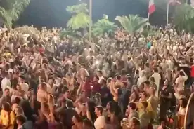 人挤人!法国5000人毫无防护街头蹦迪 现场拥挤不堪视频曝光引热议视频封面