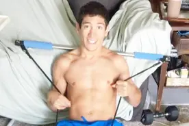 14岁脑瘫男孩痴迷健身！坚持12年练出一身肌肉，如今强势逆袭！视频封面