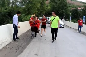 贵州一小伙迎亲，这样背着新娘进家，好辛苦，兄弟们怎么这样视频封面