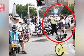 河北一女孩疑因闯红灯被交警拉住 恼羞成怒多次踢踹交警视频封面