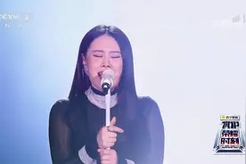 袁娅维用慵懒性感的声线，诉说着《不亏不欠》的爱情故事。