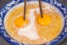 鸡蛋里放一袋燕麦，教你早餐最简单新做法，比馒头简单比油条还香视频封面