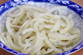 猪皮还在熬皮冻吗？四川师傅教你更简单的做法，开胃下饭特别香视频封面