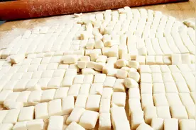 面粉这样做太好吃啦，天天吃都不腻，吃了一碗又一碗，我家经常做