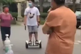 上海10岁男孩骑平衡车做核酸被拒，拿刀大吼：没有人可以阻止我视频封面