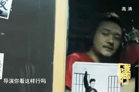 小爱唱了段《香水有毒》，声音极具磁性，小伙伴们的反应却笑死人