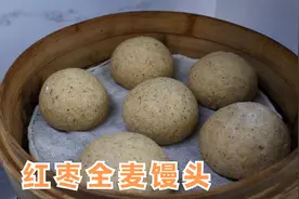 阿源用新磨的面粉蒸红枣全麦馒头吃，浓浓的枣香味，真好吃视频封面