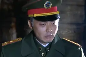 勋章：英雄默默无闻度过一生，少将战友亲自探望，授予迟到的勋章视频封面
