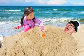 宝蓝和爸爸一起去海边玩耍，在海里遇见了“鲨鱼”？太吓人了！视频封面