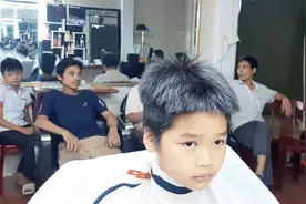 小男孩头发竖着长，发型师几分钟就搞定，真帅气