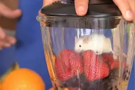 小男孩把老鼠放进搅拌机里，顾客眼睁睁的看着，这画面太美不敢看视频封面