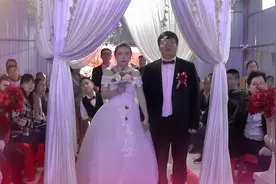 湖北农村婚礼：新郎新娘好般配，真是不是一家人不进一家门。视频封面