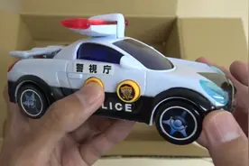 儿童喜爱的玩具警车合集趣味轨道滑行游戏，亲子玩具车互动游戏