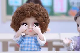 妈妈答应小胖考一百分就去游乐园玩，小胖却没有去还在学校哭了