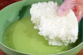 把大米放在油锅里炸一炸，实在太香了，吃了30多年，天天吃都不腻视频封面