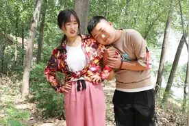 美女出国回来偶遇前男友，结果前男友喊她一声妈？整个过程太逗了视频封面