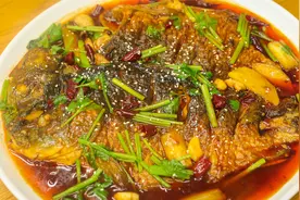 河南名吃周口煎扒鱼，麻辣可口，汤汁拌上几片烩面是真得劲儿！视频封面