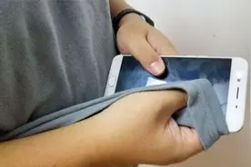 手机屏幕脏了不要用水擦！学会这2个妙招，和新买的一样干净视频封面
