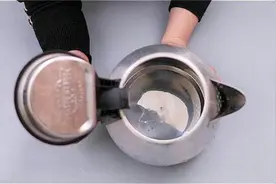 不管水壶水垢多厚，教你简单诀窍，水垢自动脱落去除，早懂早省事视频封面