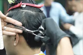 戴眼镜男生头发怎么剪更显帅气？发型师：先把耳后边缘剪干净在说视频封面