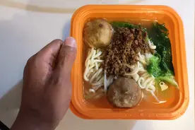 在深圳的世界之窗吃的晚餐：红烧狮子头拉面视频封面